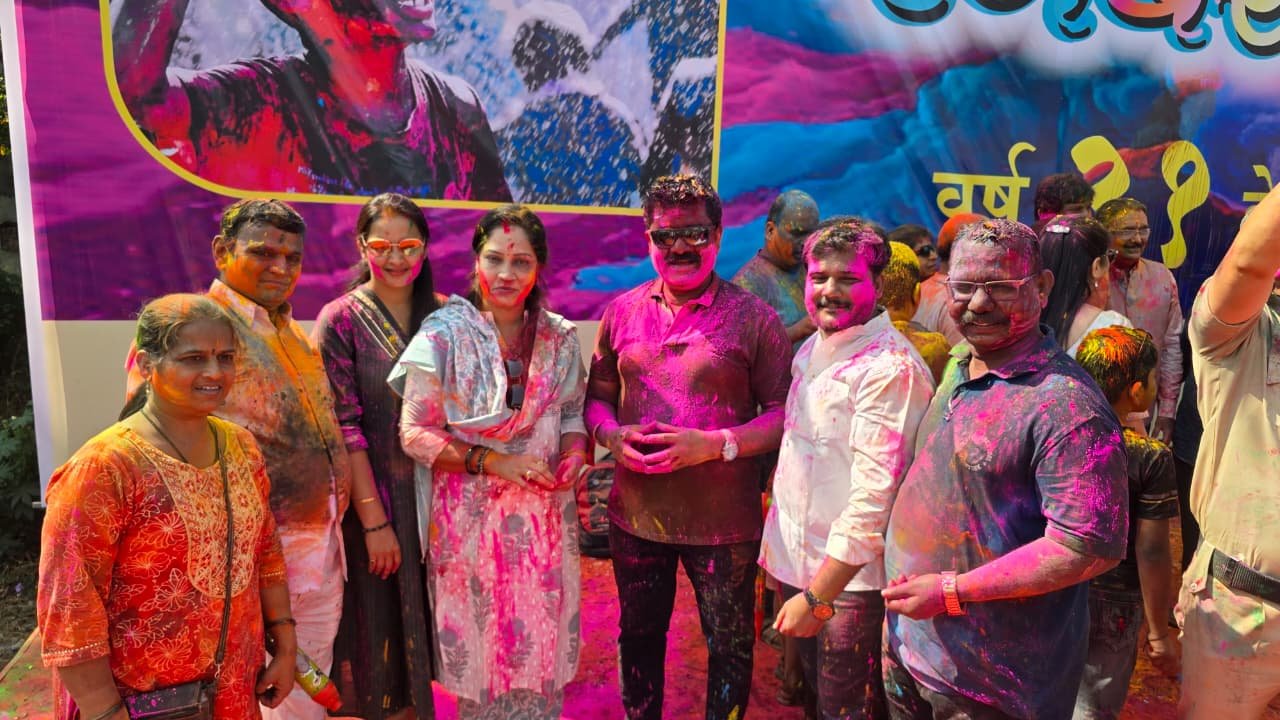 विशेष मुलांच्या रंगपंचमीमध्ये उपमहापौर परशुराम वाडेकर यांचा उत्स्फूर्त सहभाग