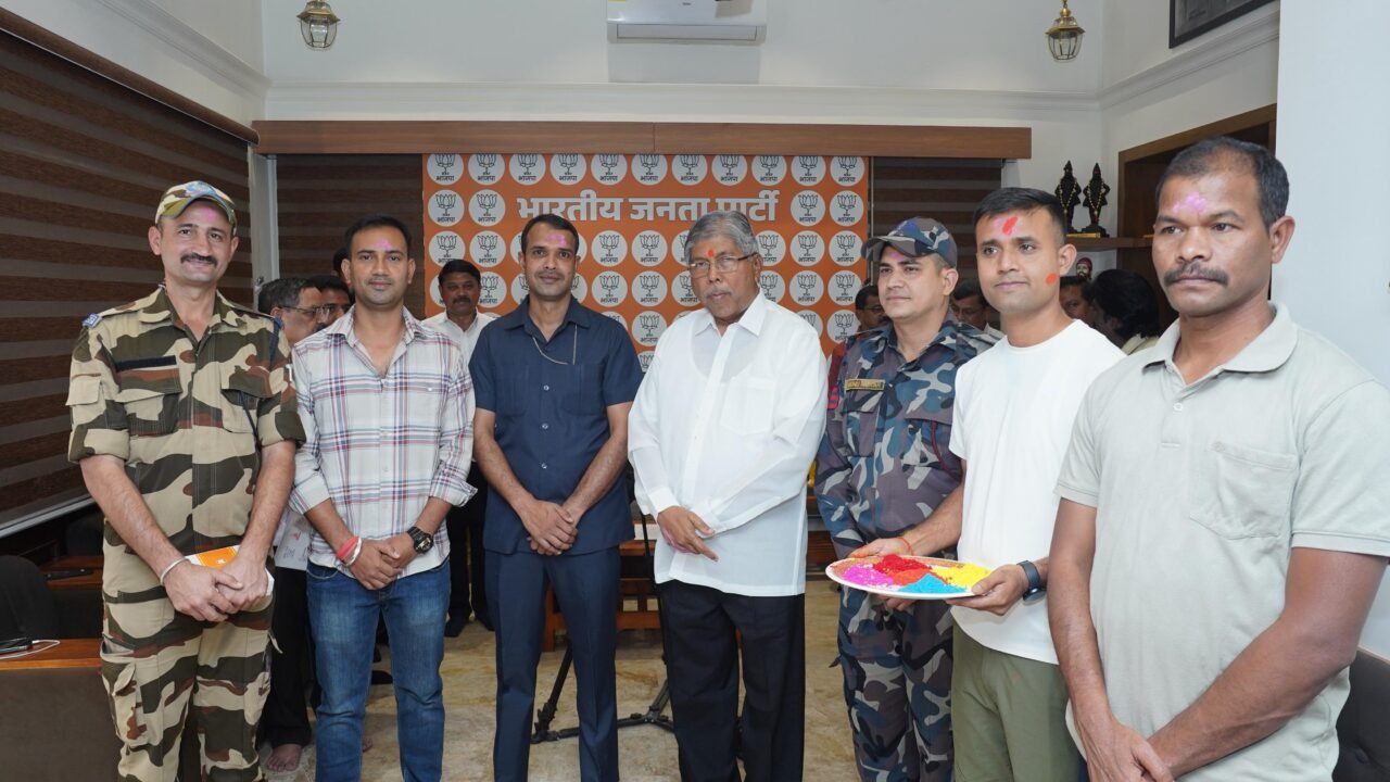 ना. चंद्रकांतदादा पाटील यांची सीआयएसएफच्या जवानांसोबत होळी साजरी